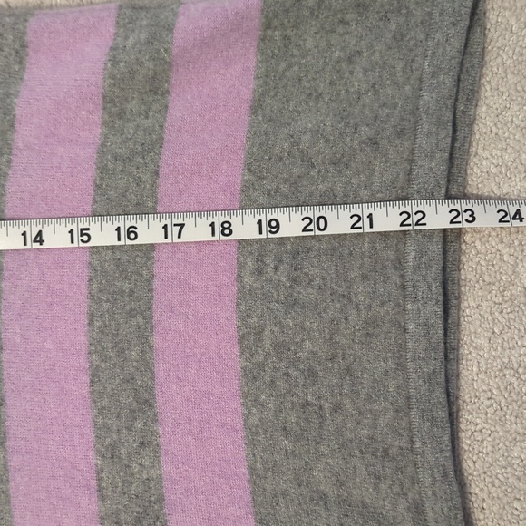 Lord & Taylor 100% Cashmere V-neck purple and gray sweater medium - Picture 6 of 6
